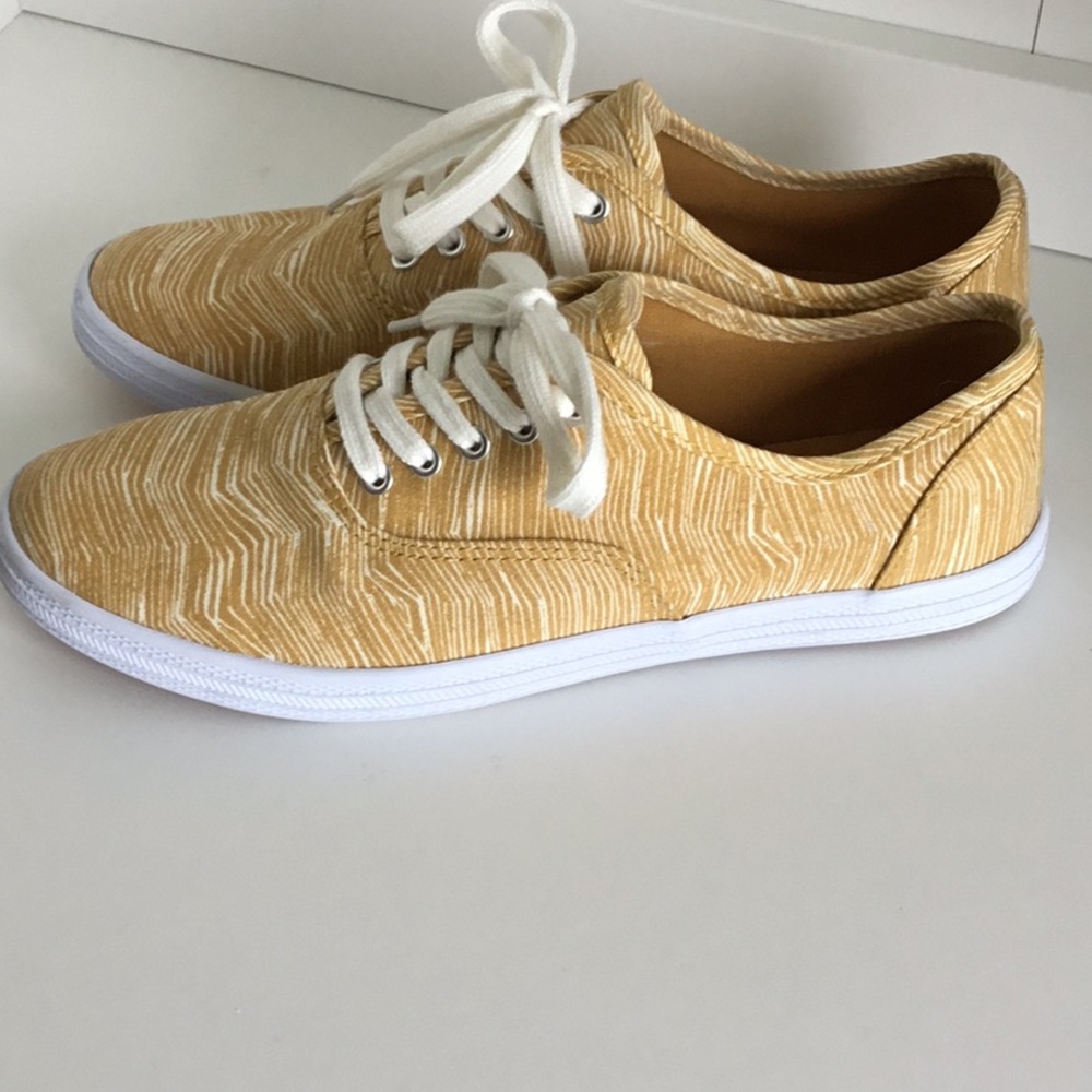 Women's Lunea Lace-Up Sneakers - Universal Thread" Size 8 New